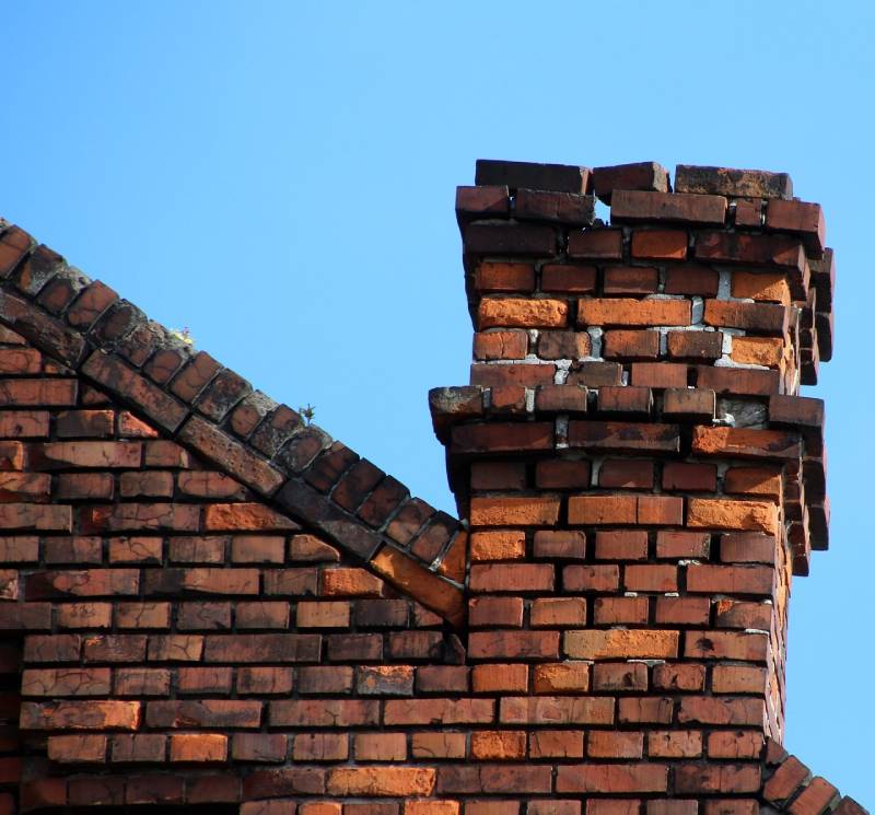 Damaged chimney on an Nottingham home showing cracks and missing mortar